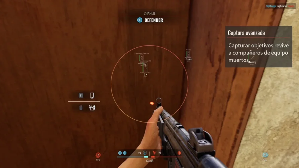 First-person shooter game screenshot showing a player aiming a rifle at a wooden door. HUD displays objectives and teammate revival information in Spanish.